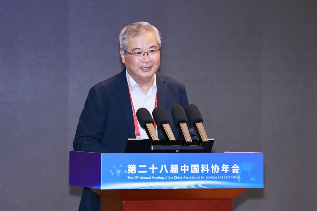 Zhang Xu delivering a keynote report at the main forum of the 28th CAST Annual Conference